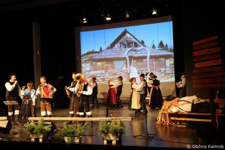 Ples in glasba izpod kamniških planin v izvedbi Folklorne skupine Kamnik in njihovih prijateljev  (53)